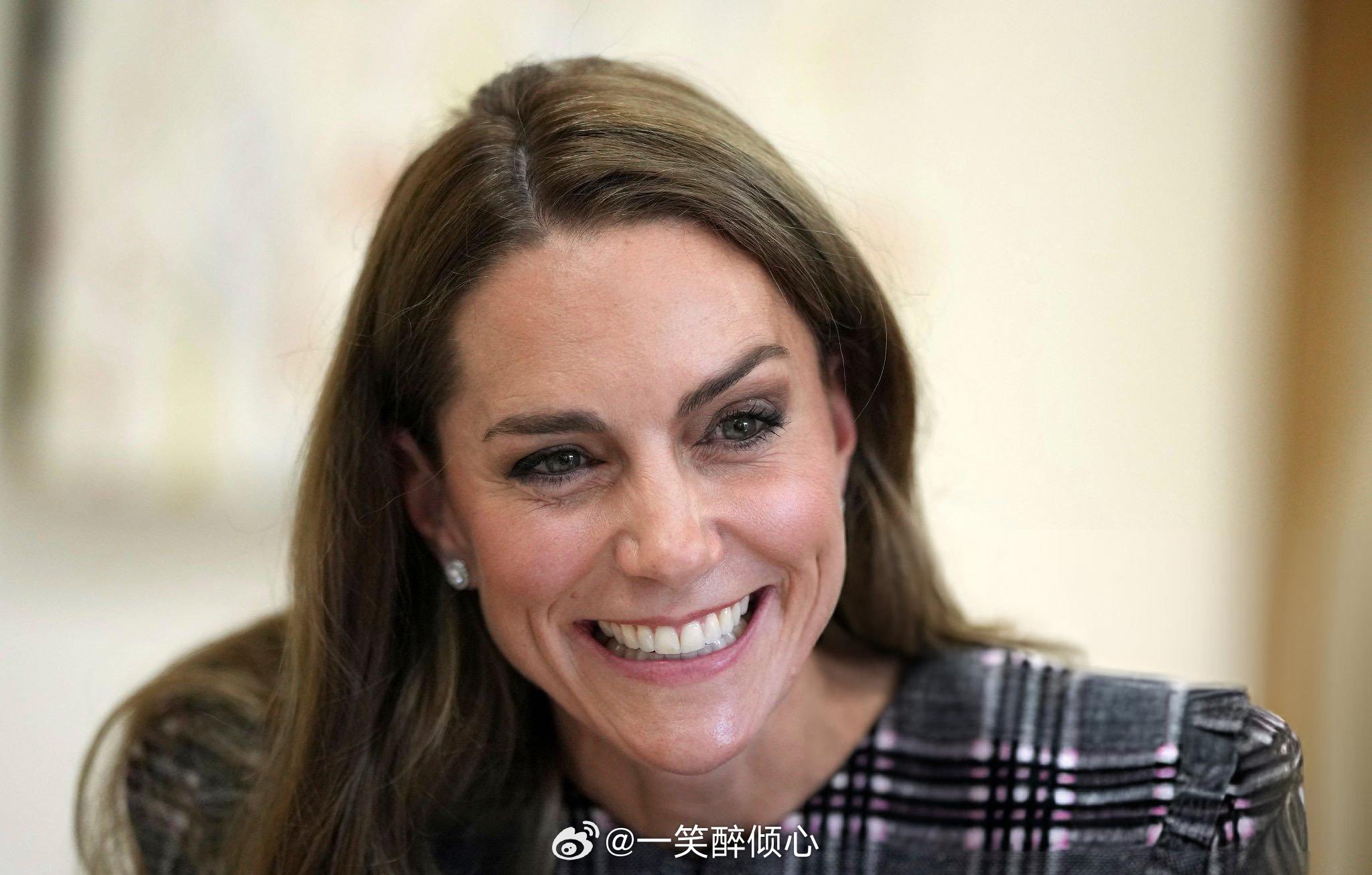 凯特王妃今天威尔士亲王夫妇在伯克郡桑宁代尔访问全国妇女协会，并听取妇