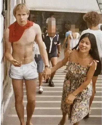 1979年翁美玲和她的荷兰男友逛街时所拍的一照片，当时的她20岁此时俩人已经