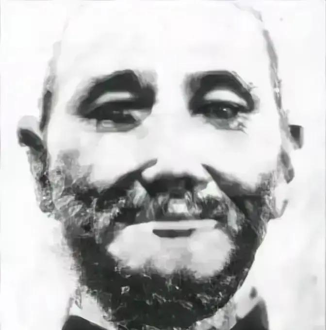 1934年，川军军长郭汝栋在望远镜里看着红军抬着担架过山脊，然后下令全军开饭。这