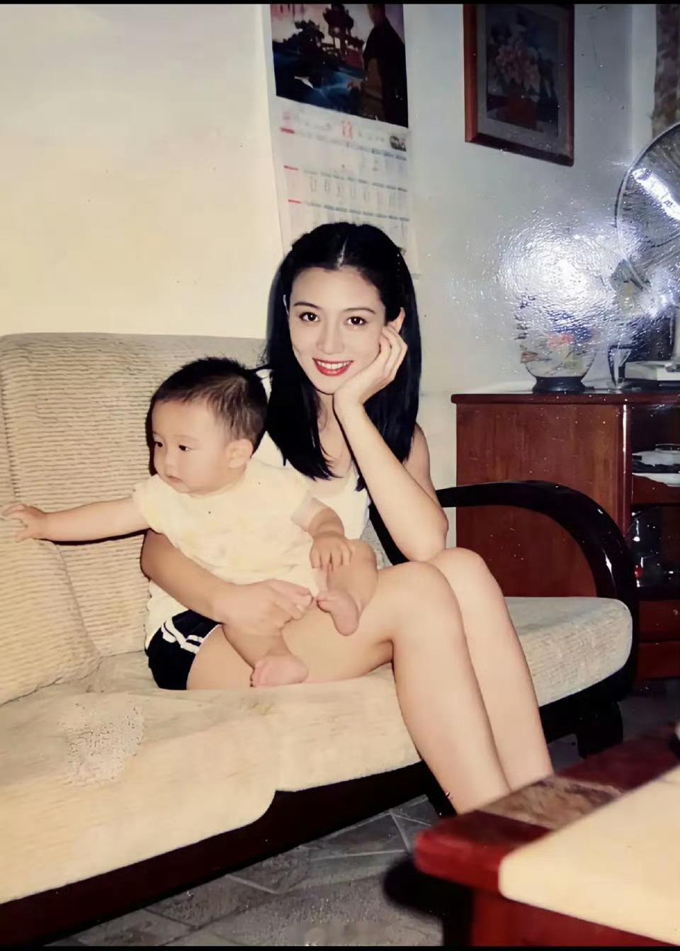 “40年前小姨抱着我的照片，小姨当年23岁，年轻靓丽充满朝气”