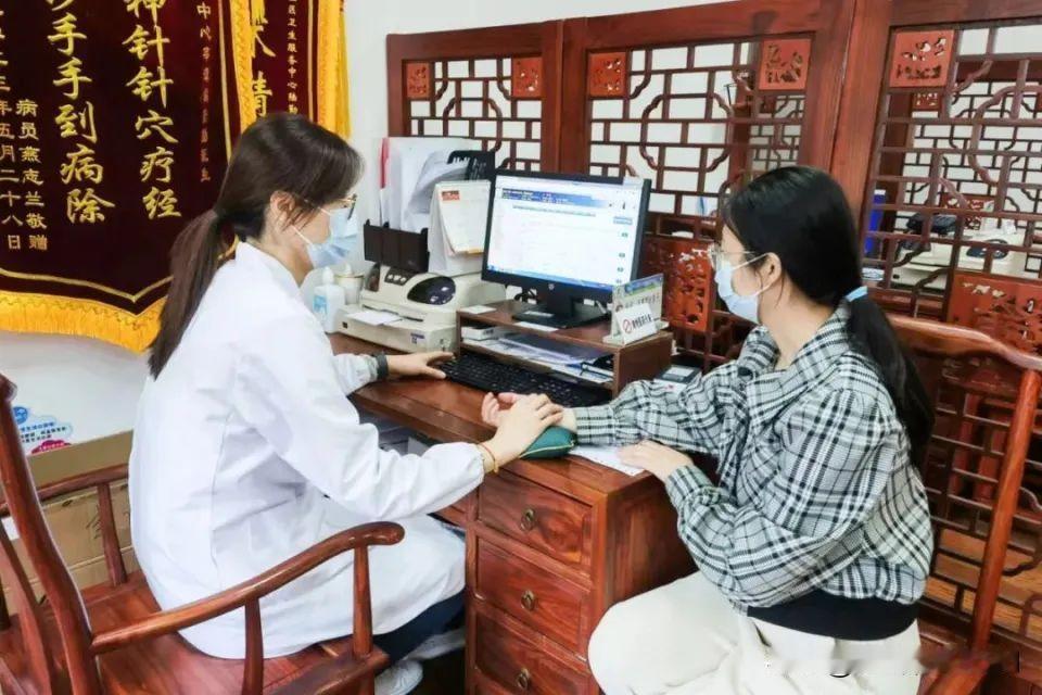 中医对年轻人的效果，不能简单用“信不信”来概括，它高度取决于病种和治疗方式。我无