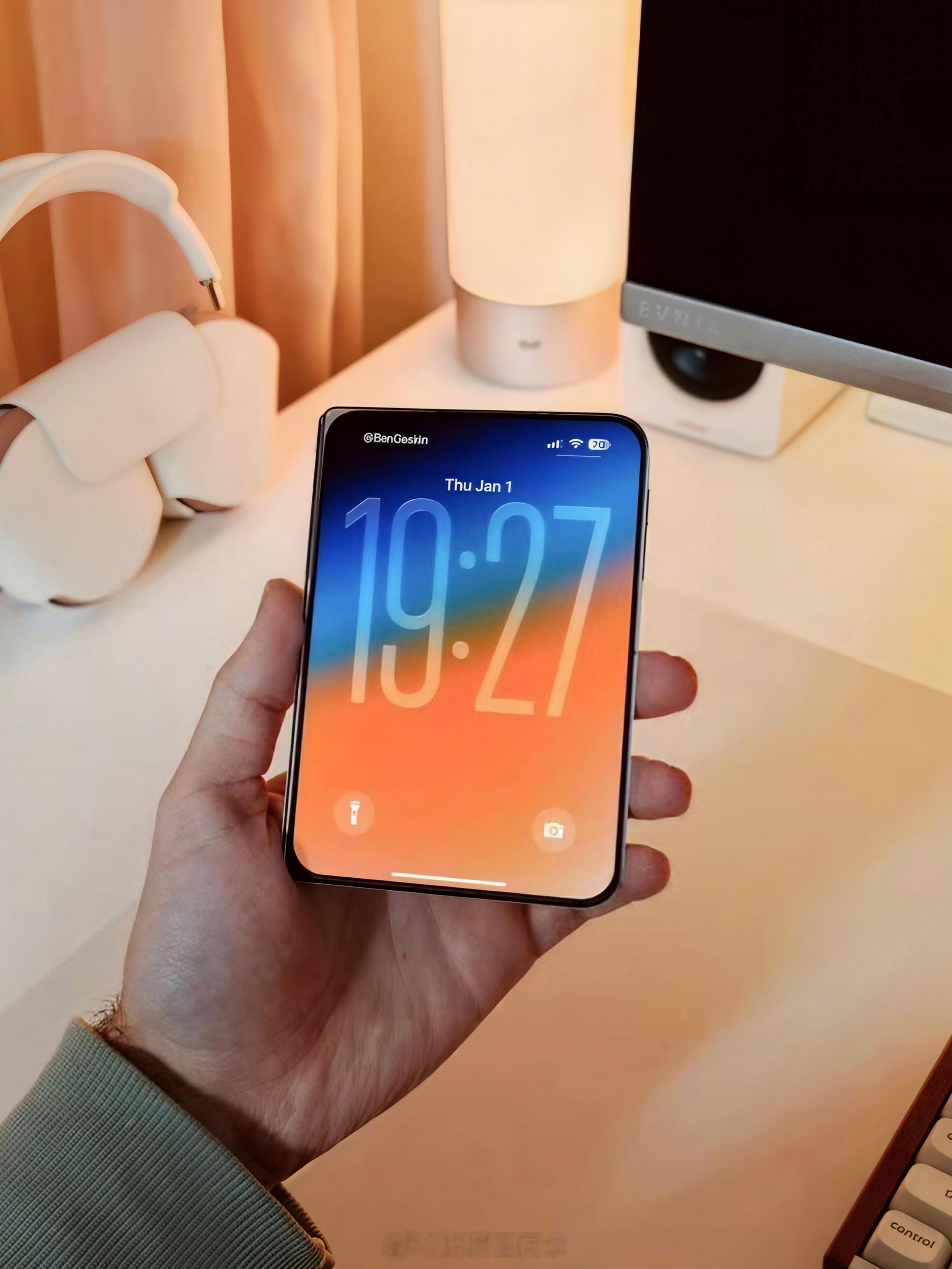 iPhoneFold上手多个消息指出，iPhoneFold很大概率会像华为的阔折