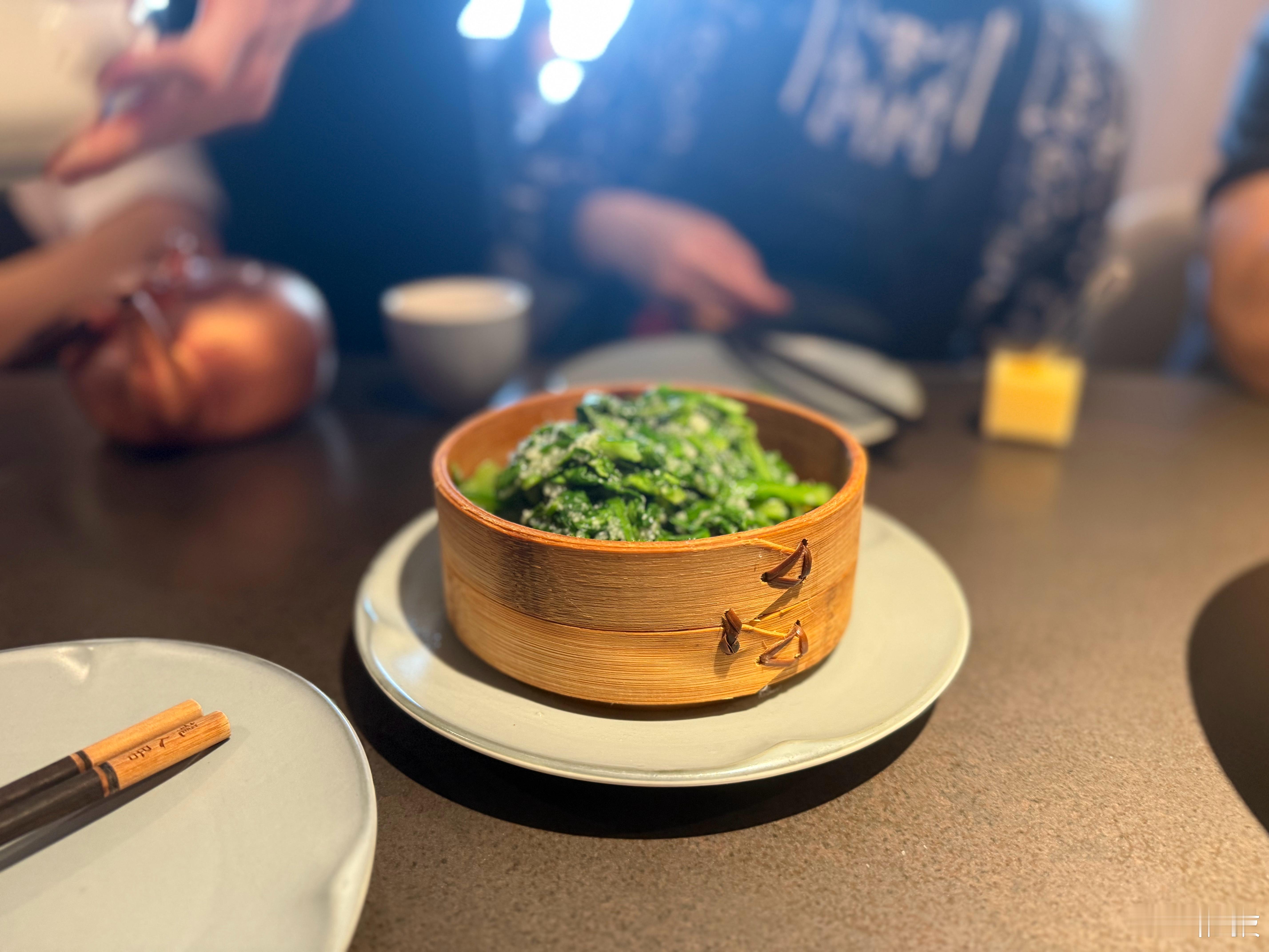 吃饭，先上了一盘蔬菜…..