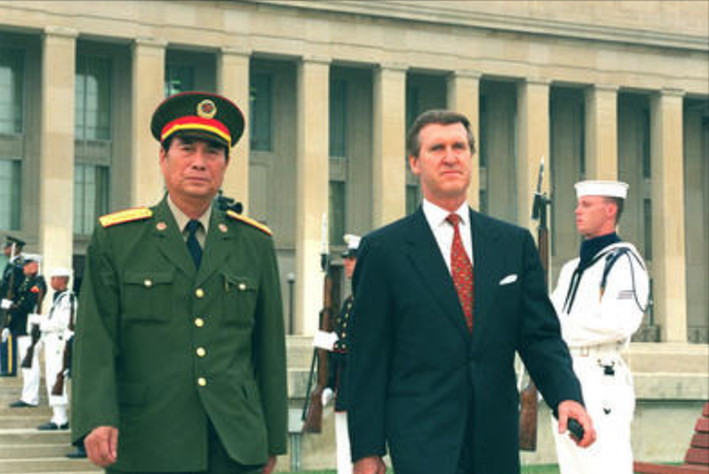 1998年，张万年出访美国，当他刚踏进美国宁堡陆军基地，一个美军司令突然跳了出来