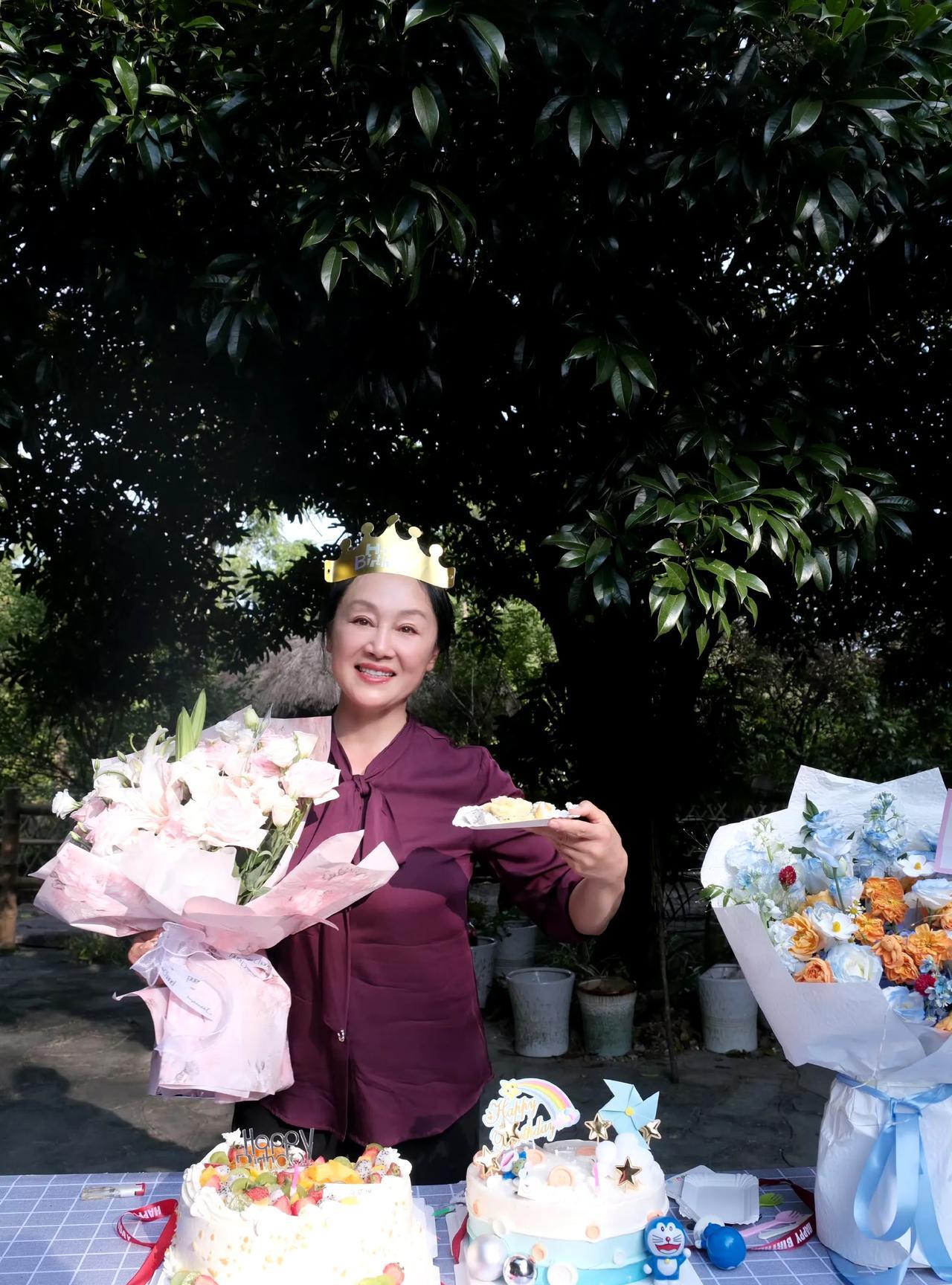 著名演员王姬在剧组过生日的照片，转眼她都63岁了，素颜的她还是那么美丽，看起来年