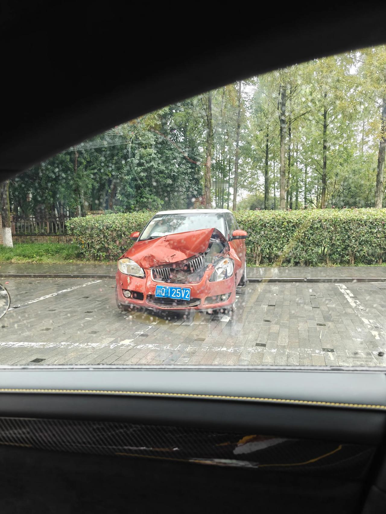 人倒霉真没得说，车在停车场都让人撞了[笑着哭]