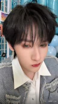 刚刷完直播回放疯狂截图，从刮彩票的紧张到蟑螂竞速的慌乱，每帧都是18岁独家名场