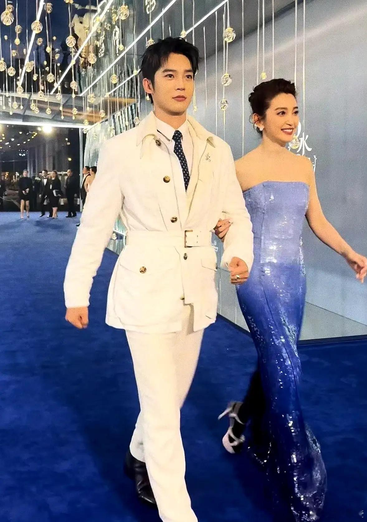 李冰冰：于适是咱们内地的骄傲！昨天在澳门某活动现场，李冰冰跟于适不但一起手挽手走
