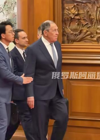 走路都需要人扶！这次来中国拉夫罗夫看起来衰老了很多 4月14号当天，俄罗斯外