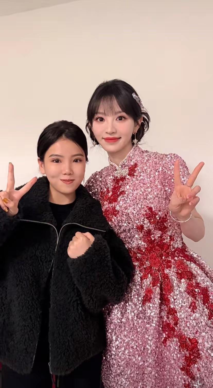 一直觉得田曦薇[玫瑰]是“小身体+大能量+六亲不认的步伐”…没想到[石化