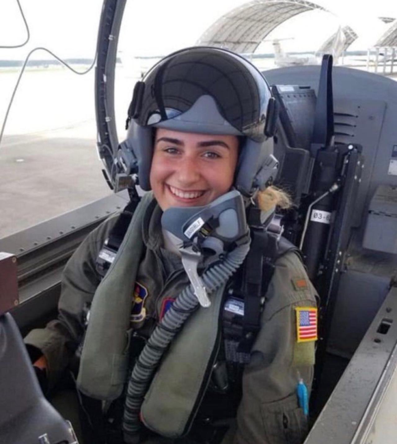 昨天，27岁的美国飞行员阿丽亚娜·A·布什在伊拉克上空执行KC-135加油任务时