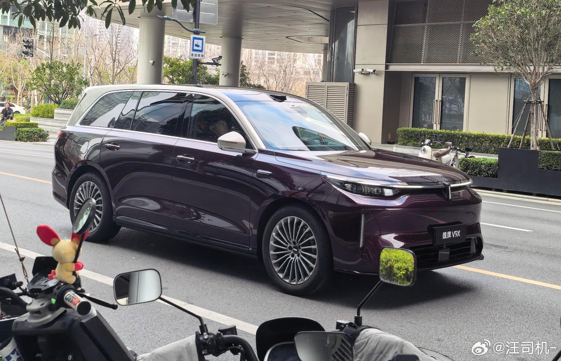 魏牌V9X实车照片看着还不错。后雨刷不隐藏，这个有点说道：-对于车顶平直尾部