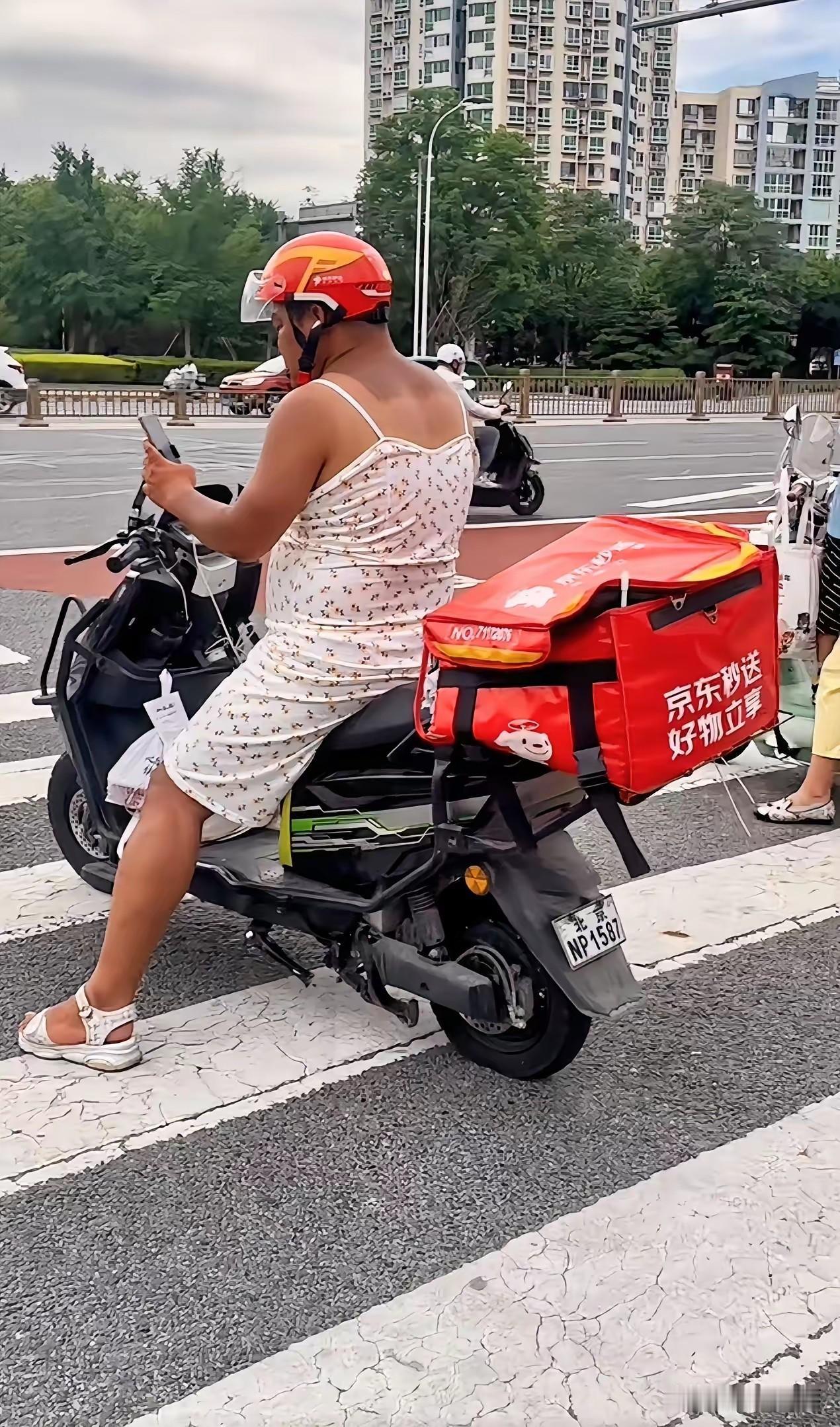 京东外卖员，他究竟是男生还是女生？他为什么要这般操作，是天气炎热还是脑子进水？