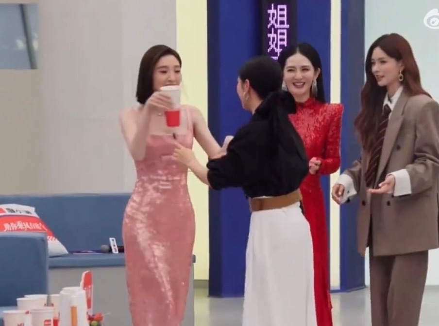 乘风直播节奏好慢陶昕然唐艺昕演了一集甄嬛传哈哈哈哈哈哈这次的浪姐是一个巨大的甄嬛