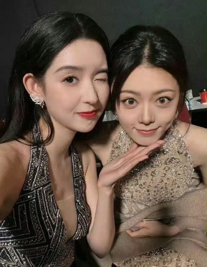 赵今麦眼睛本来就大，美瞳似乎不太适合她​​​