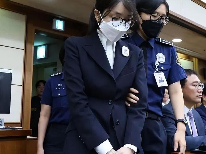 韩国前第一夫人金建熙在庭审现场声泪俱下，直言后悔嫁给尹锡悦，甚至哭诉“保持单身生