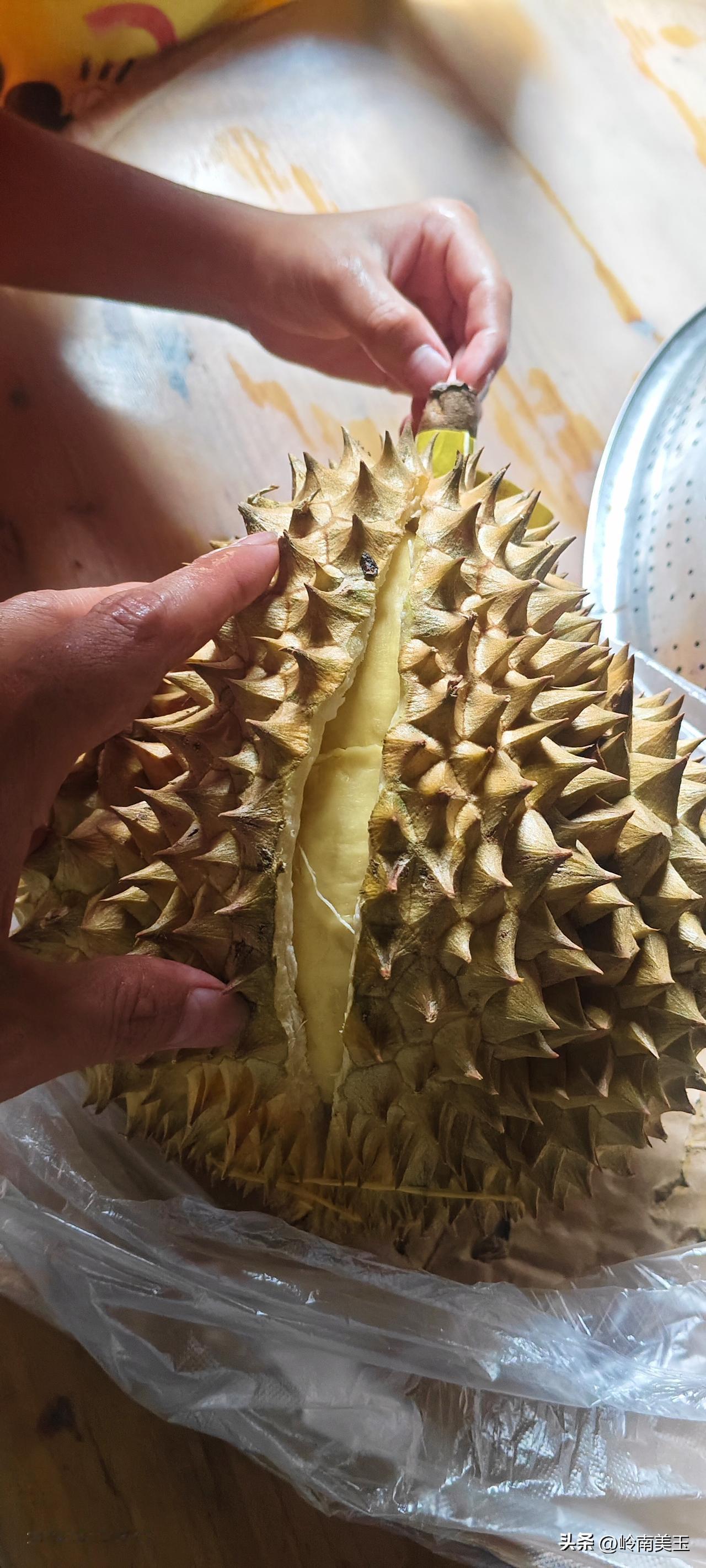 哎！之前不是榴莲会越来越便宜吗？现在价格怎么越来越贵了！说什么产量大增，火车直达