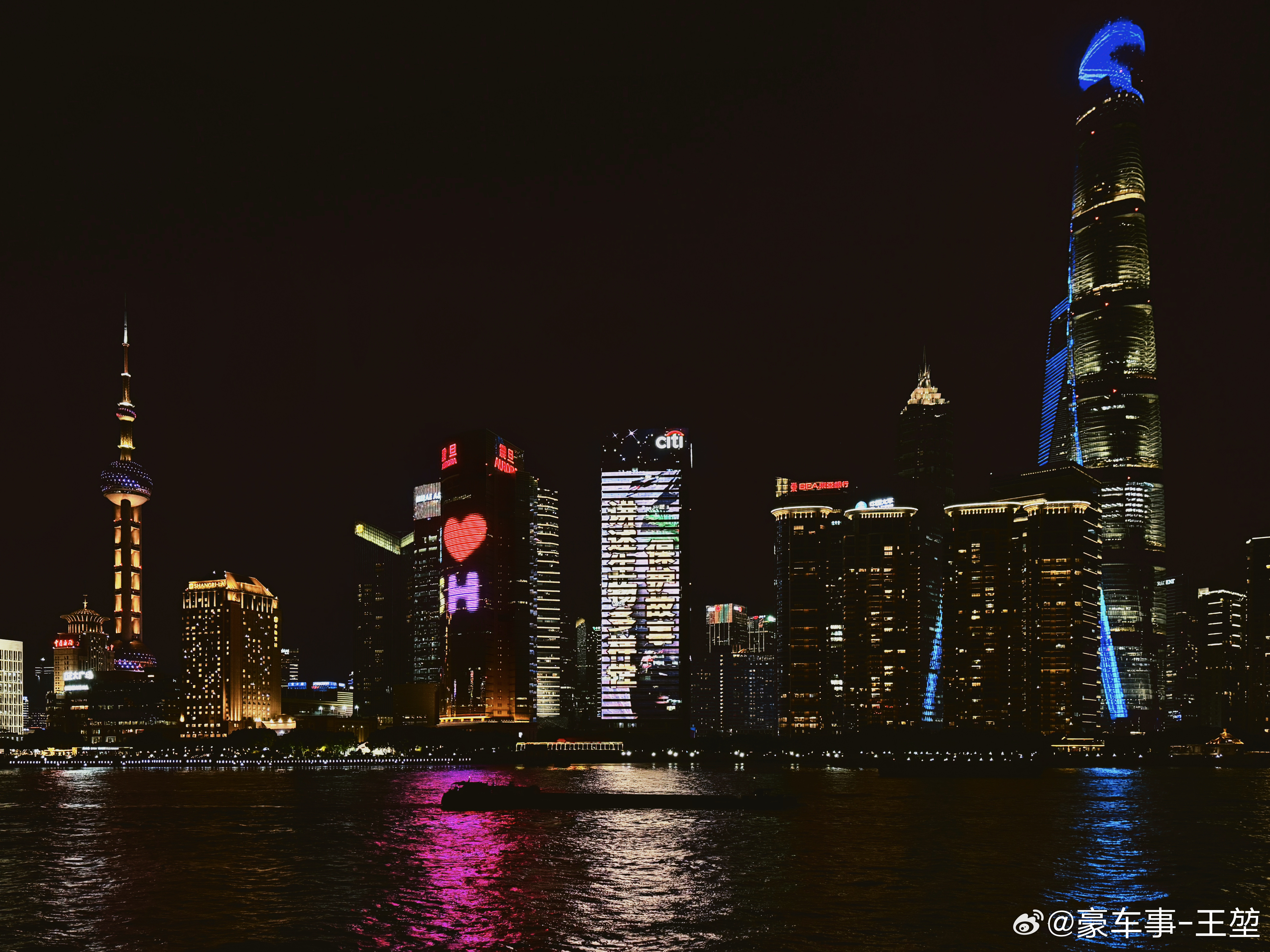 都说白天看北京、晚上看上海。外滩这夜景确实是够夯的外滩
