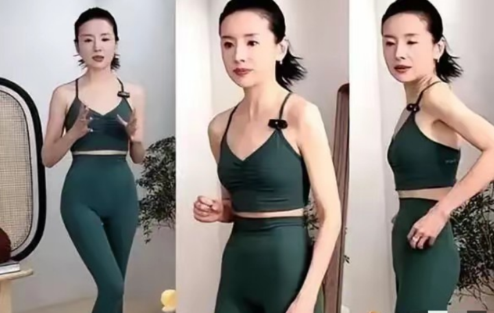 董洁，直播闹笑话！44岁董洁直播卖瑜伽裤，她穿上瑜伽裤给大家展示，在镜子前后转