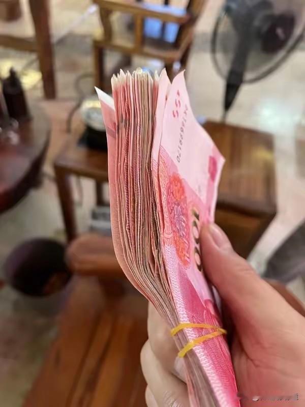 金龟子退休金曝光，普通人三千块工资突然“香”了​最近，金龟子（刘纯燕）的退休金