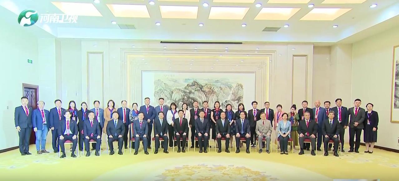 6月11日，河南省领导会见港区省级政协委员联谊会经贸文化考察团。视频画面看到了霍