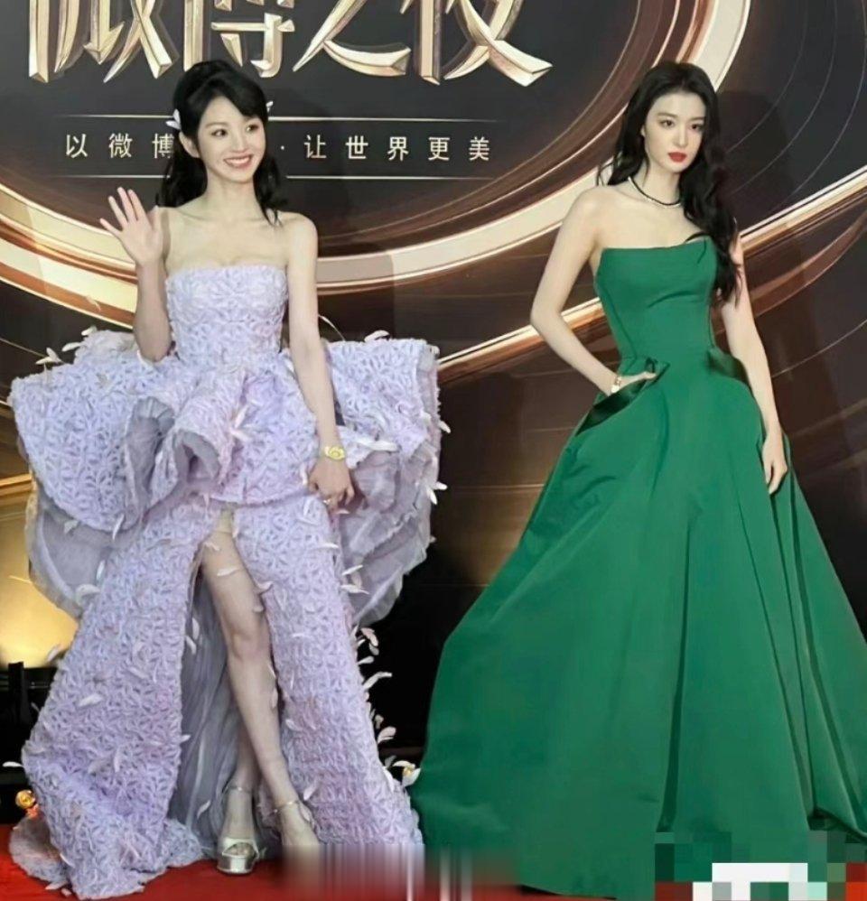 和田曦薇站在一块，王楚然表情里充满了自信。