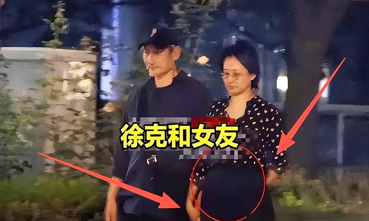 中环街口有人认出徐克，和二婚妻子慢慢挪步，手心紧扣，像老夫老妻那样不急不躁。这