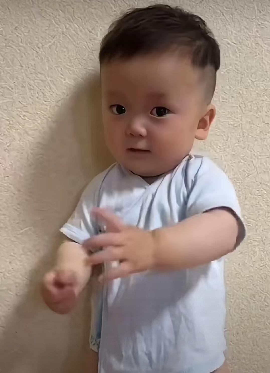 这娃是被妈妈的一时冲动带到这个世界上的，很小就在编织网络，网红的路莫非他属了。
