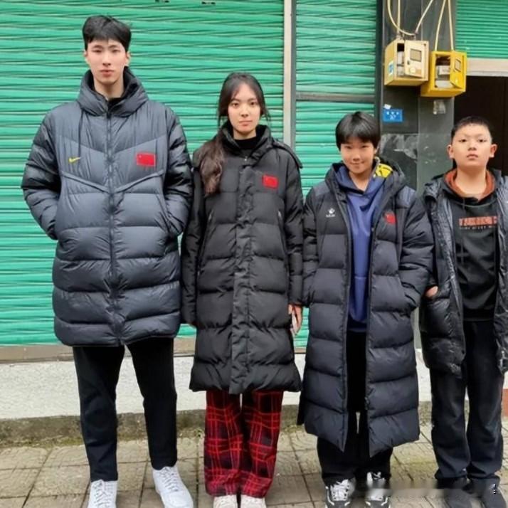 你敢相信吗？一家四兄妹全员打篮球！满满的篮球世家，李俊贤的弟弟妹妹全都打篮球！