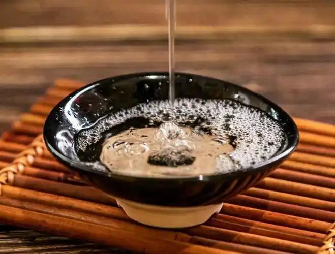 白酒疯了！8月8日，茅台全国42家直营店统一调价，飞天涨到1753元。五粮液