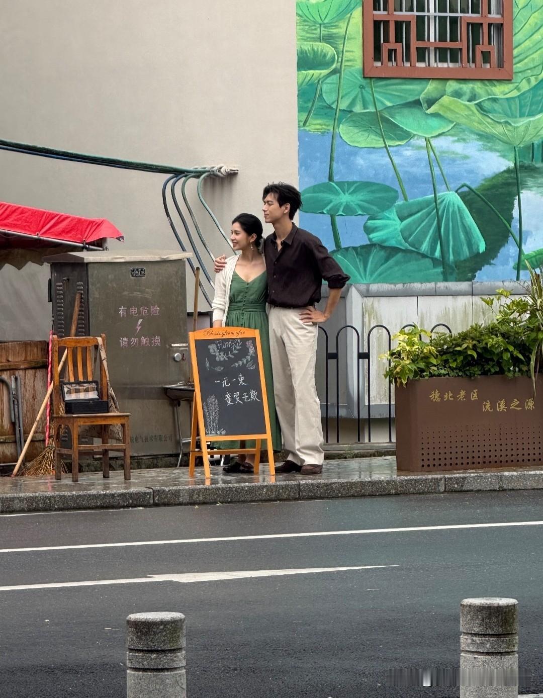 《雾里青》路透藏糖！李现街头搂肩张婧仪，生图状态太绝了新剧《雾里青》广州拍摄