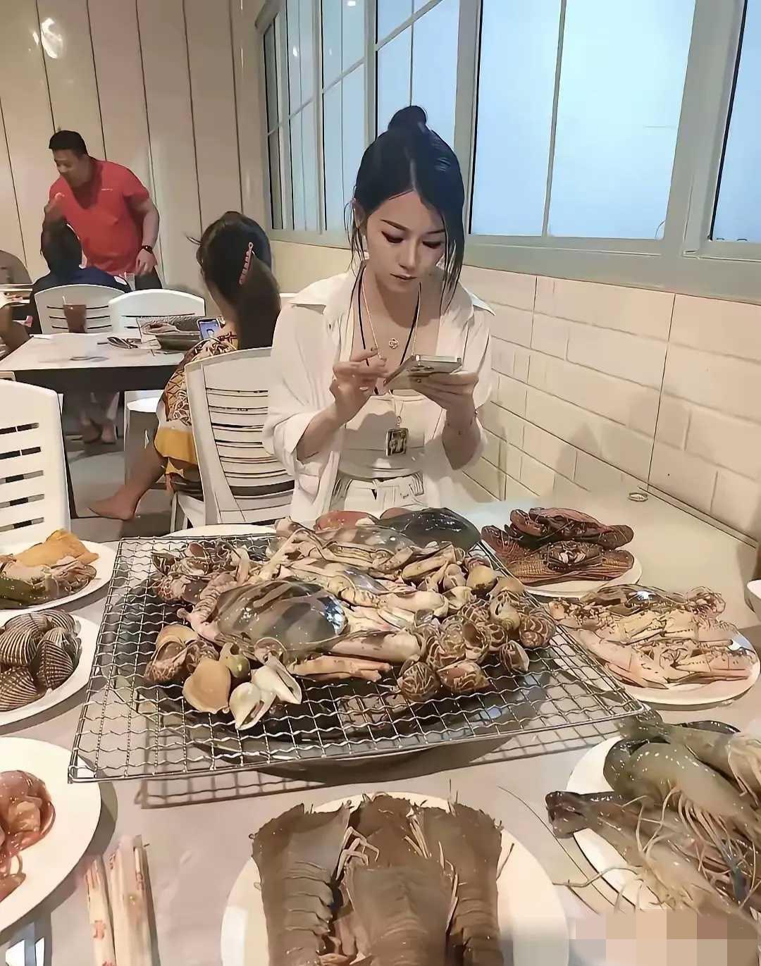 第1次约会，她点的菜。你们说怎么办