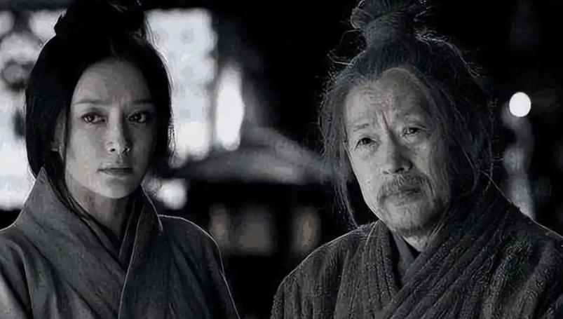 刘邦当皇帝后，为了避免他爹下跪，刘邦想了一招，后世沿用2000年。公元前202