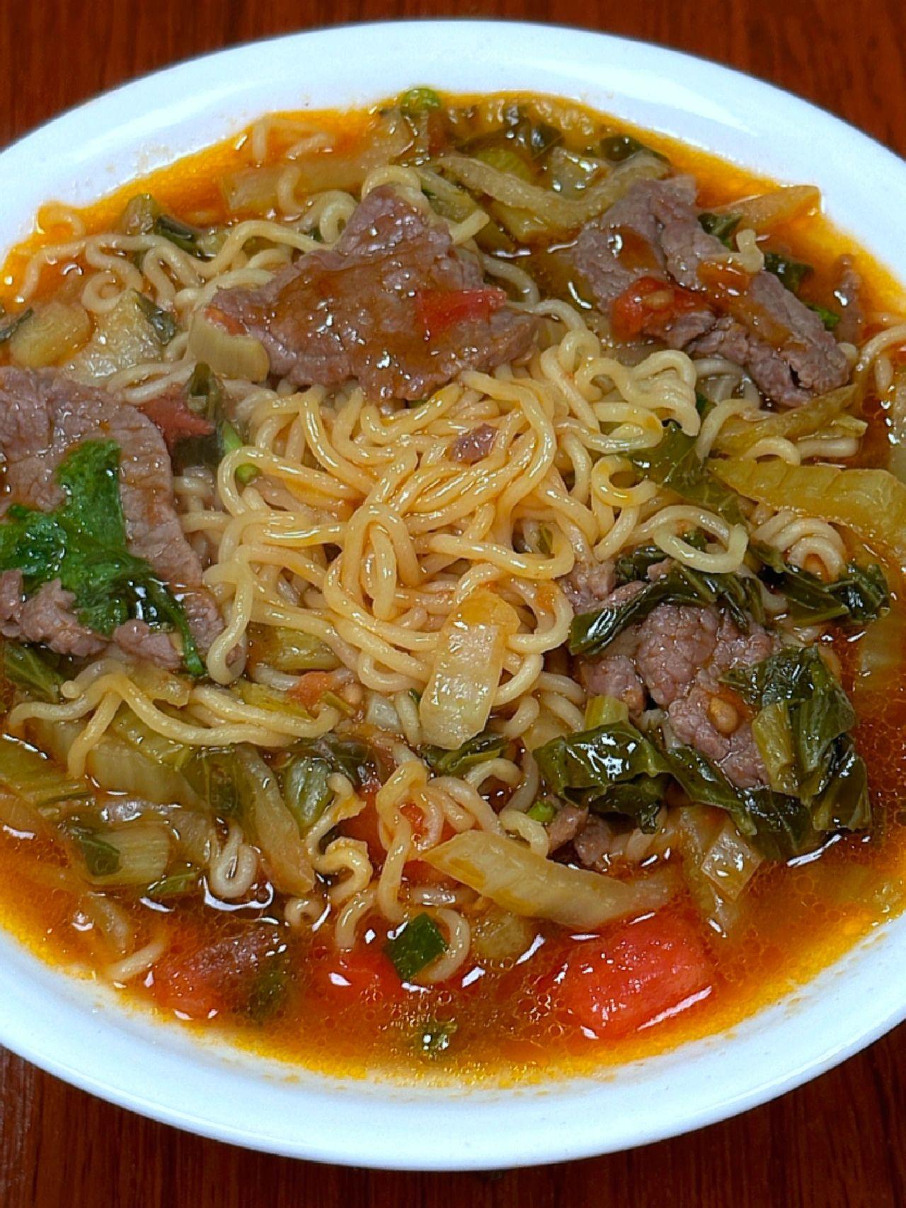 隔着屏幕都能闻到的香味，<em>酸菜牛肉面</em>！想吃番茄<em>酸菜牛肉面</em>可以试试我这个做法，简