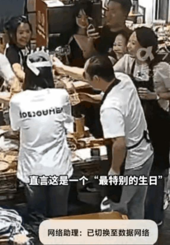 看哭了！四川成都一名姑娘独自在火锅店过生日，本来只打算一个人安安静静吃完这顿火锅