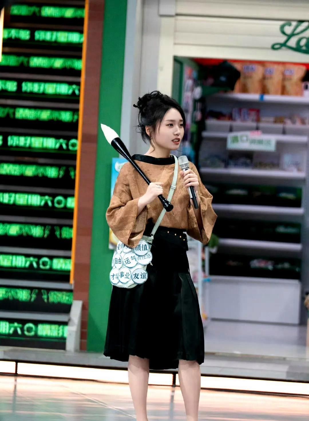 李雪琴这姑娘真是越来越出息了，从脱口秀到综艺再到演戏，一路开挂。最近《折腰》里那