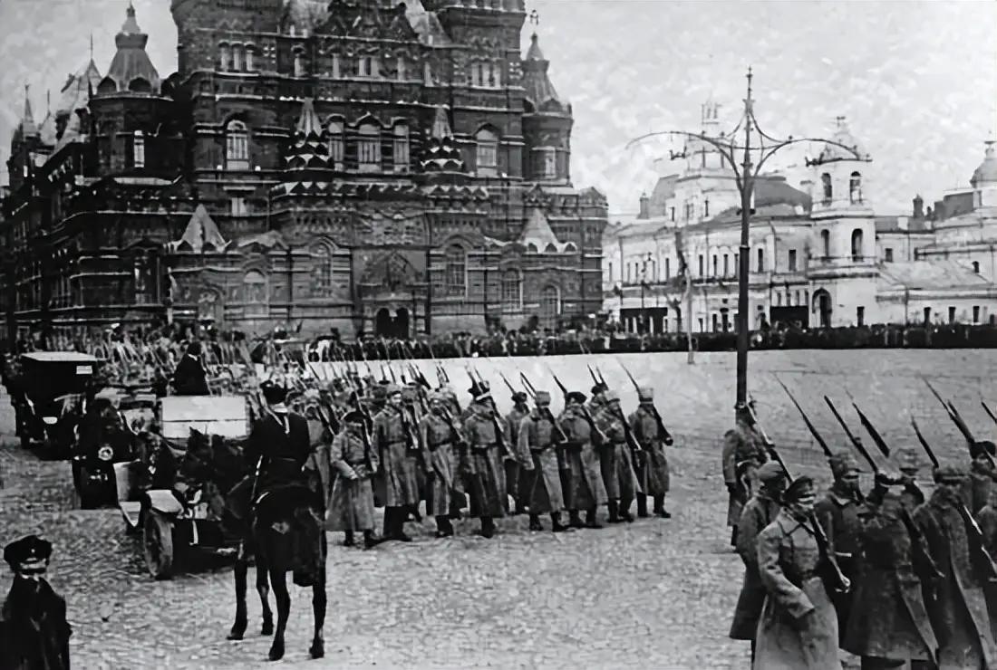 1917年，俄国十月革命，中国其实获益匪浅，可网上许多人不辨是非，总把沙俄与十月