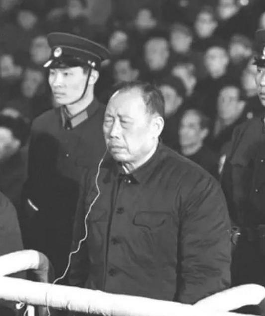 九一三后，被关押的李作鹏一直闹着要吃肉，毛主席听说后意味深长回了三句话！197