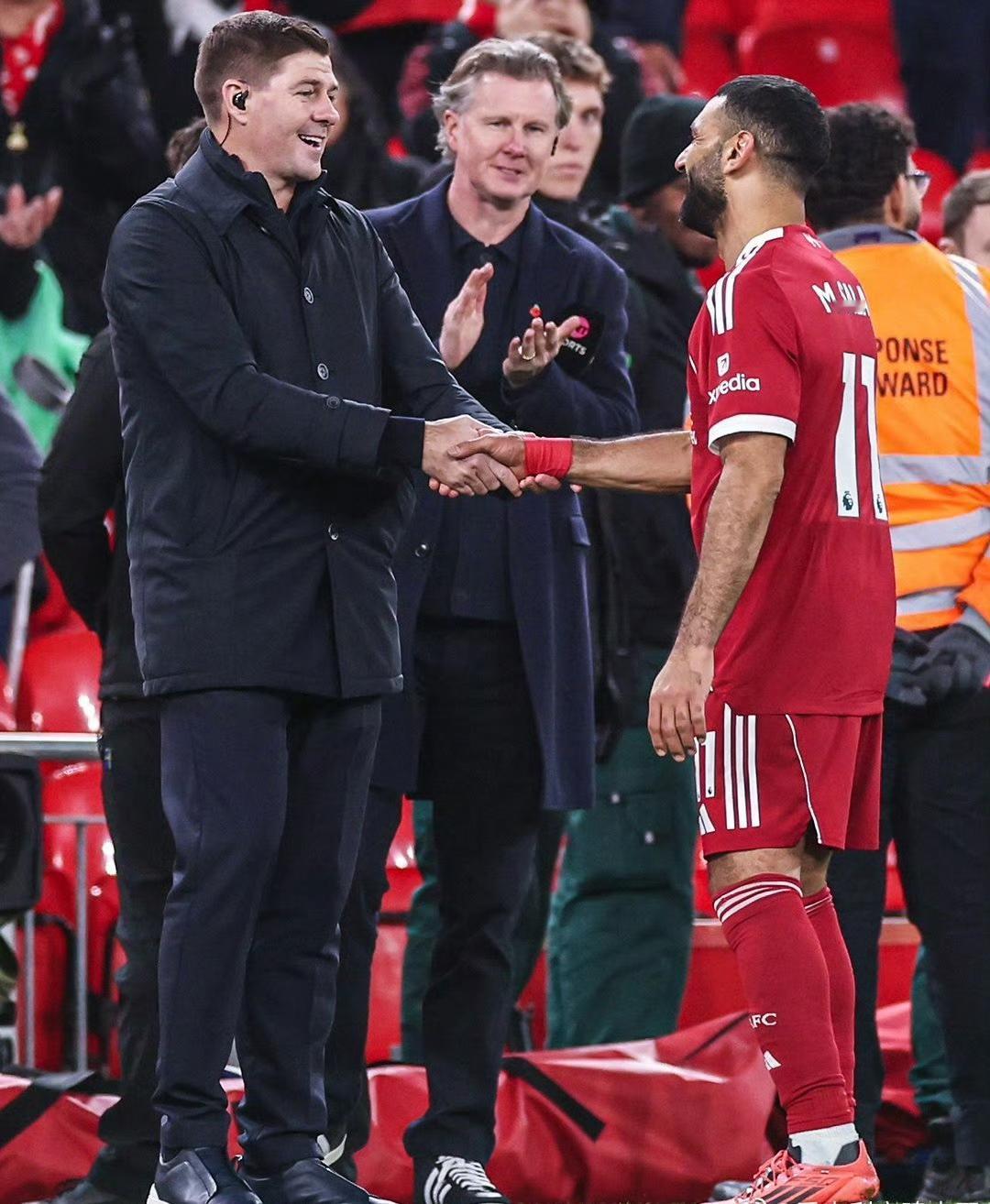 利物浦球迷最喜欢的画面，两代国王。今天利物浦赢球，萨拉赫还追平鲁尼纪录。