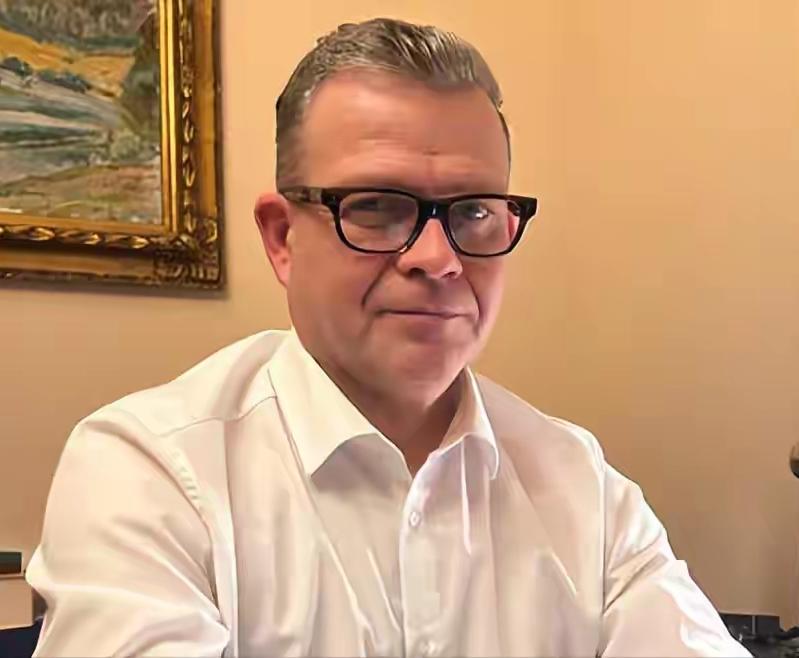 芬兰总理用中文说“对不起”？不是风度，是饭碗被砸后的求生欲！谁能想到？一向