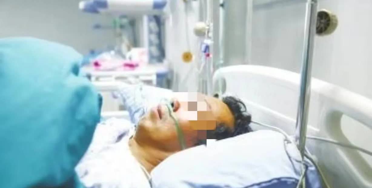 “这个缺德大爷彻底火了！”江苏南京，男子高空作业粉刷外墙，刷到5楼时，被一个70