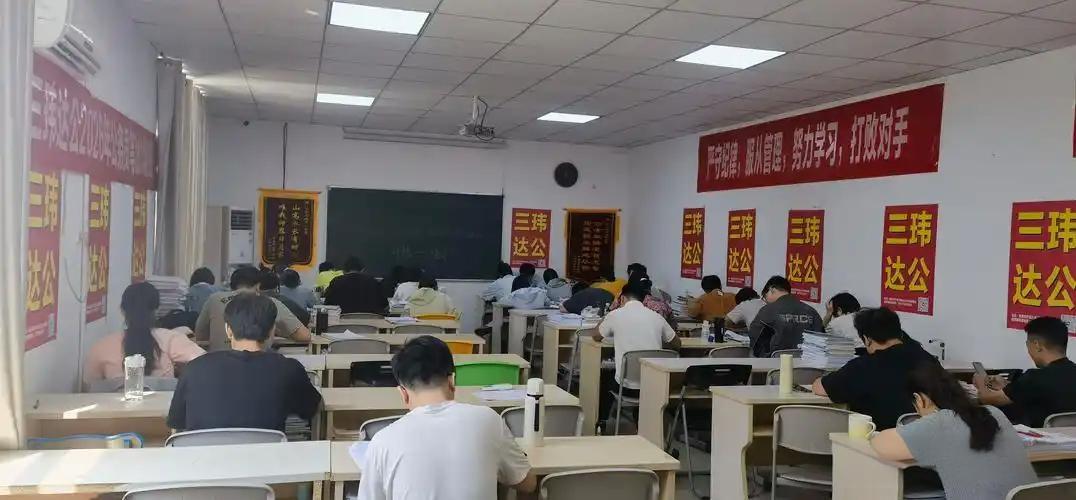 不得不说，公务员和事业编考试，至今仍是无数寒门子弟触手可及、最靠得住的一条出路。