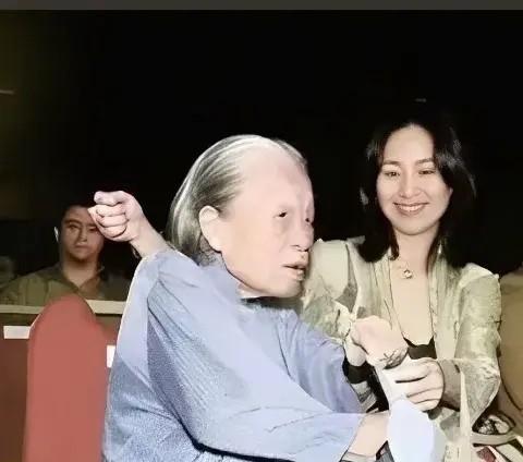 何超琼家中保姆晶姐服务数十载，早已超越主仆身份，成为家族中备受敬重的亲人。退休之