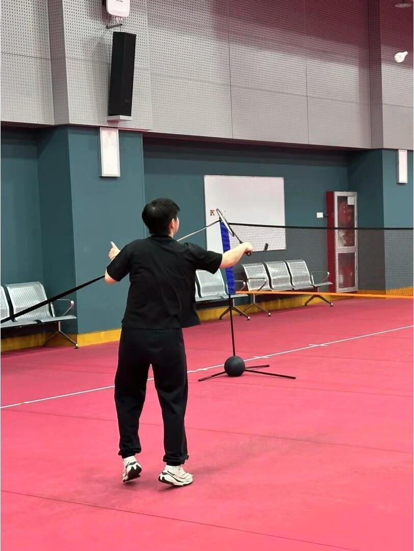 孙颖莎打羽毛球，乒乓球的顶级高手，羽毛球也是打的快乐，可在骨子里面打乒乓球的习惯