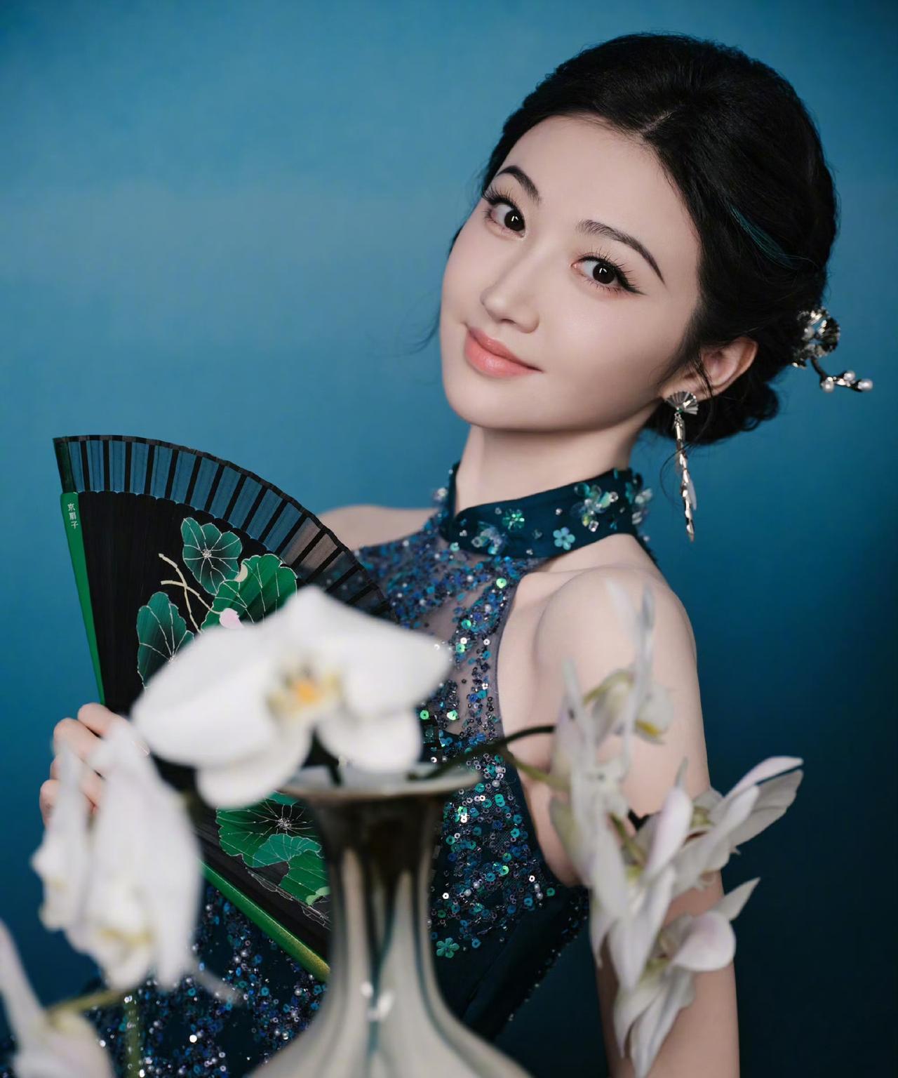 景甜生图气色真棒景甜的东方美真的刻在骨子里！一袭黛色礼裙勾勒出曼妙身姿优雅大气