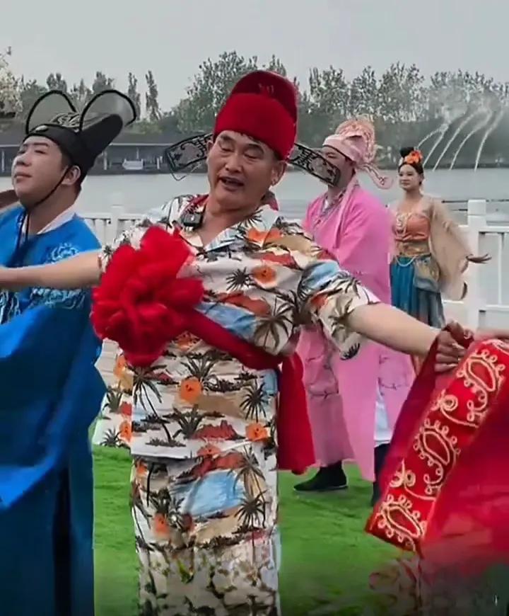 大衣哥被拉客串新郎！是接地气还是博眼球？大衣哥好好在景区逛着，冷不丁就被演戏