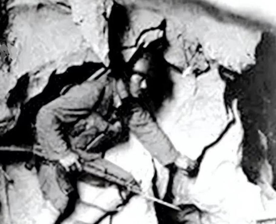 1984年老山战场，22岁的班长陈洪远被炮火炸散了队伍，一个人迷失在敌军阵地。他