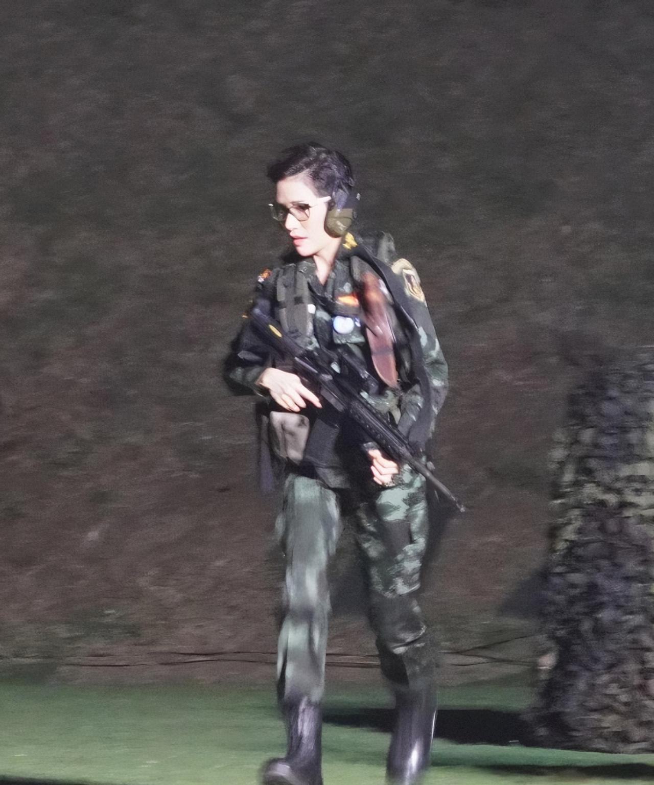 刚入宫时候的诗妮娜，一头利落短发飒翻全场