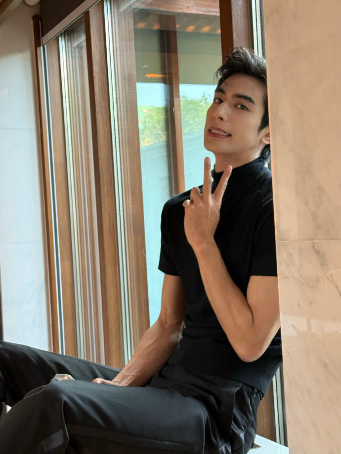 宋威龙优越的外形条件是天赋，认真演戏是选择。面对争议没有辩解，只用一部又一部反差