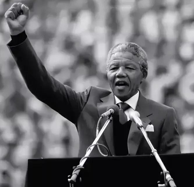 上世纪80年代的南非，那条高速公路里程曾排全球第三，心脏移植手术在这里首获成功，